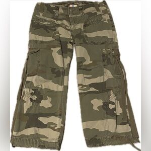 Pre-owned D&T Women’s Camo cargo capris in size 9